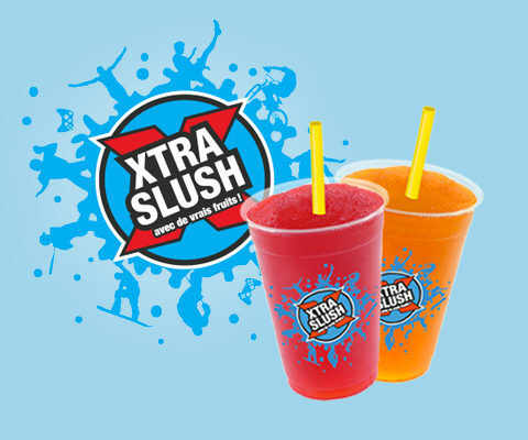 Une image montrant le logo de Xtra Slush ainsi que deux paquets de bouteilles Xtra Slush