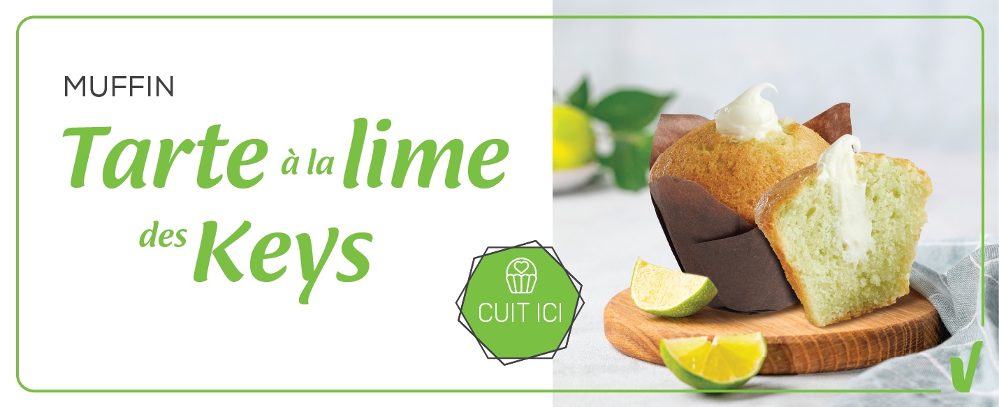 Lecture du texte : « Muffin à la tarte au citron vert, cuit sur place, avec une image d'un muffin citron-lime fourré à la crème sur une planche en bois, garni de quartiers de citron vert. »